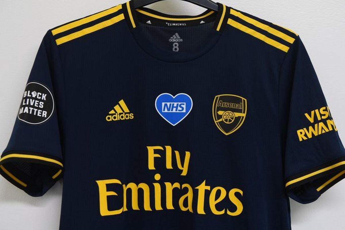 Jersey klub Liga Premier Inggris, Arsenal dengan tulisan Black Lives Matter dan NHS (National Health Service).