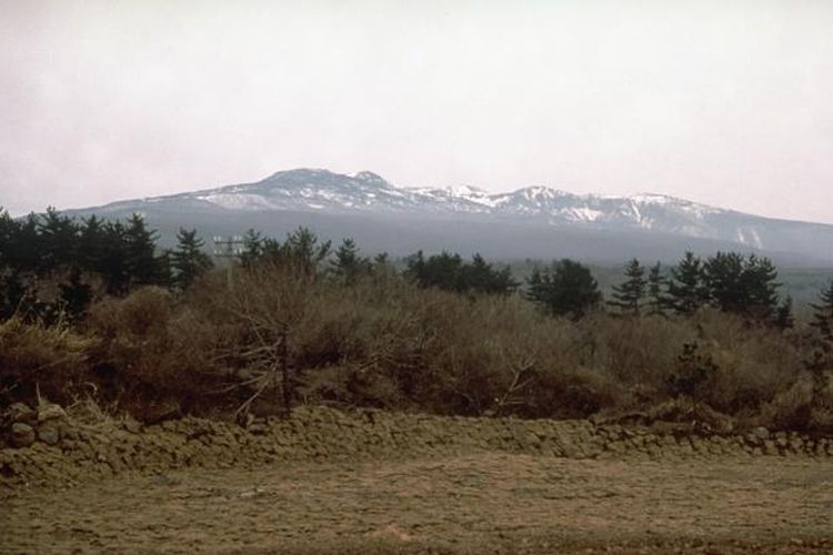 Gunung Halla adalah gunung tertinggi di Korea Selatan.