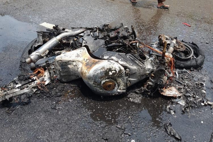 Kondisi Motor Kawasaki Ninja 250cc yang terbakar setelah terlibat kecelakaan di Jalan BSD Boulevard Utara, Lengkong Karya, Serpong Utara, Tangerang Selatan pada Kamis (21/9/2023) siang.