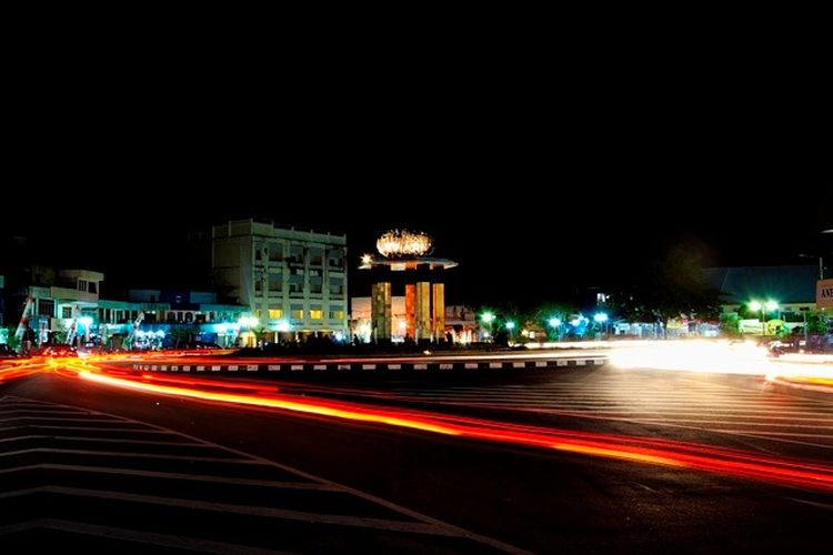 Suasana malam hari di tugu batu satam, Tanjung Pandan, Belitung, Jumat (10/2/2023).