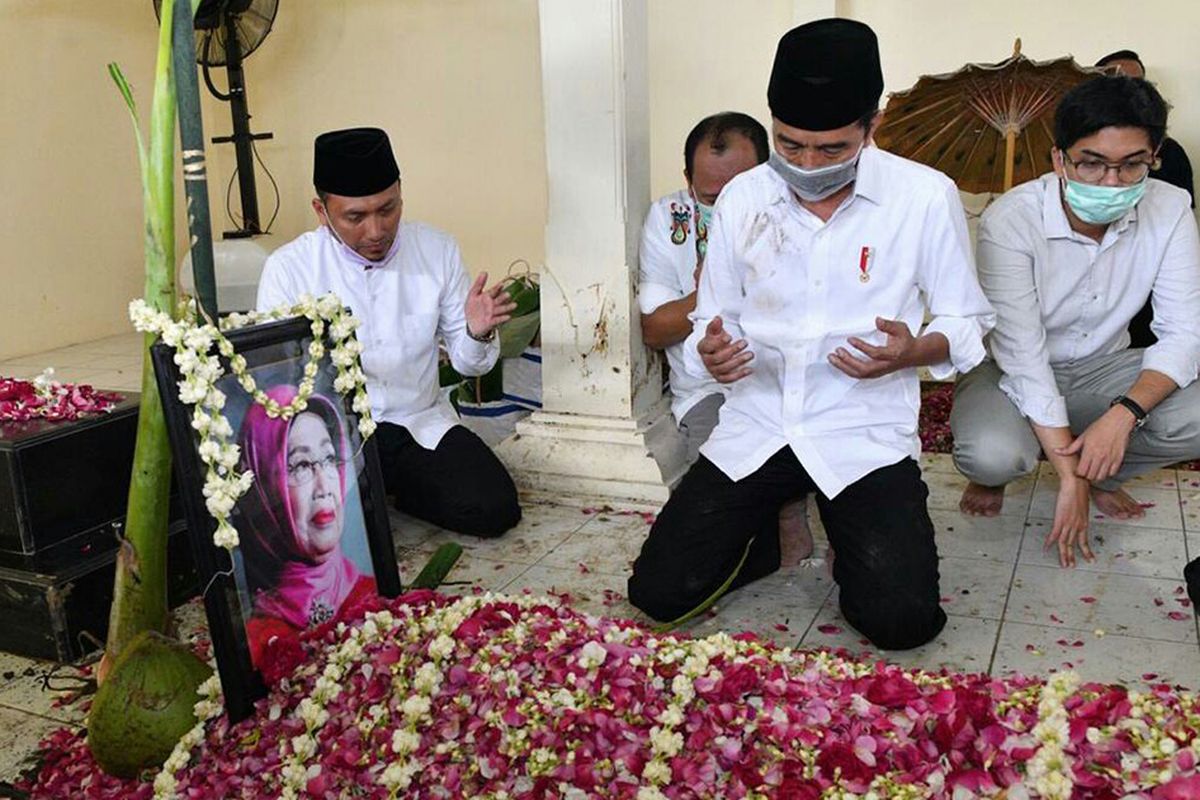Presiden Joko Widodo berdoa di hadapan pusara almarhumah ibundanya, di kompleks pemakaman keluarga di Dukuh Mandu, Desa Nolligaten, Gondangrejo, Karanganyar, Jawa Tengah, Kamis (26/3/2020). Almarhum Ibunda Presiden Joko Widodo, Sujiatmi Notomiharjo meninggal dunia pada Rabu (25/3) pukul 16:45 WIB pada usia 77 tahun karena kanker.
