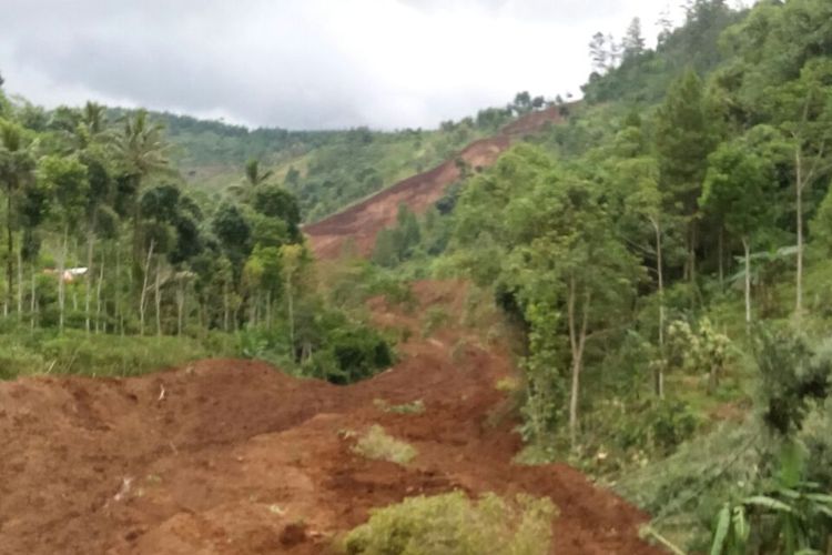 TANAH LONGSOR -Inilah kondisi bencana tanah longsor yang mengubur puluhan rumah warga Dukuh Tingkil, Desa Banaran, Kecamatan Pulung, Kabupaten Ponorogo, Jawa Timur, Sabtu ( 1/4/2017). 