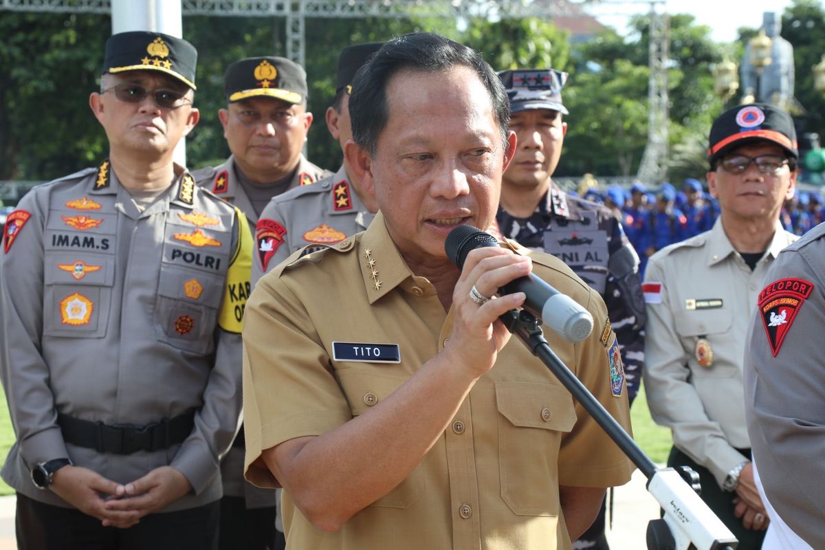 Menteri Dalam Negeri (Mendagri) Muhammad Tito Karnavian menghadiri Apel Gelar Pasukan Operasi ?Ketupat-2025? dalam Rangka Pengamanan Idul Fitri 1446 Hijriah (H)/2025 di Lapangan Upacara Gedung Negara Grahadi, Surabaya, Jawa Timur, Kamis (20/3/2025).