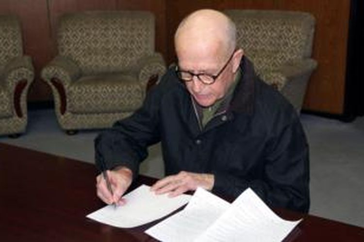 Misionaris Australia John Short (75) menandatangani suratr pengakuan bersalah yang kemudian dibacakannya sebagai syarat untuk permohonan pembebasannya sebagai tahanan pemerintah Korea Utara.