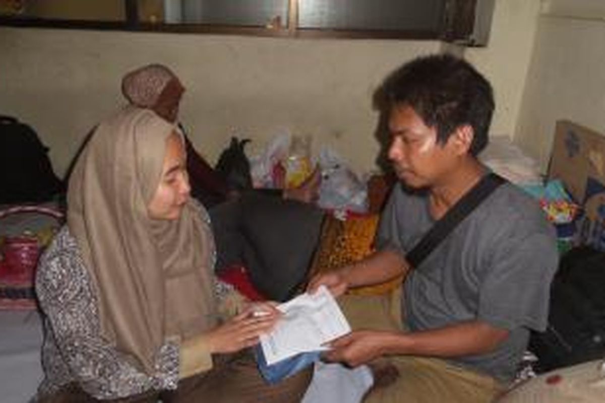 Ucin Rukmana (kanan) saat menerima bantuan dari perwakilan Hijabers Community, di Rumah Sakit UKI, Cawang, Jakarta, Sabtu (24/10/2015). Ucin adalah orang tua dari Ardias (11), bocah asal Cibitung, Bekasi yang sedang membutuhkan bantuan dana untuk operasi amputasi kakinya.