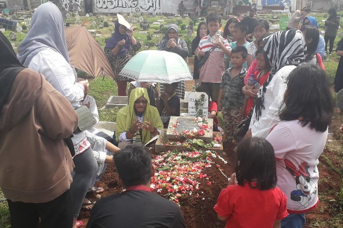 Suasana pemakaman Rudi Mulia Prabowo, Ketua TPS 09 Pisangan Baru yang meninggal dunia akibat kelelahan menyiaplan Pemilu 2019.