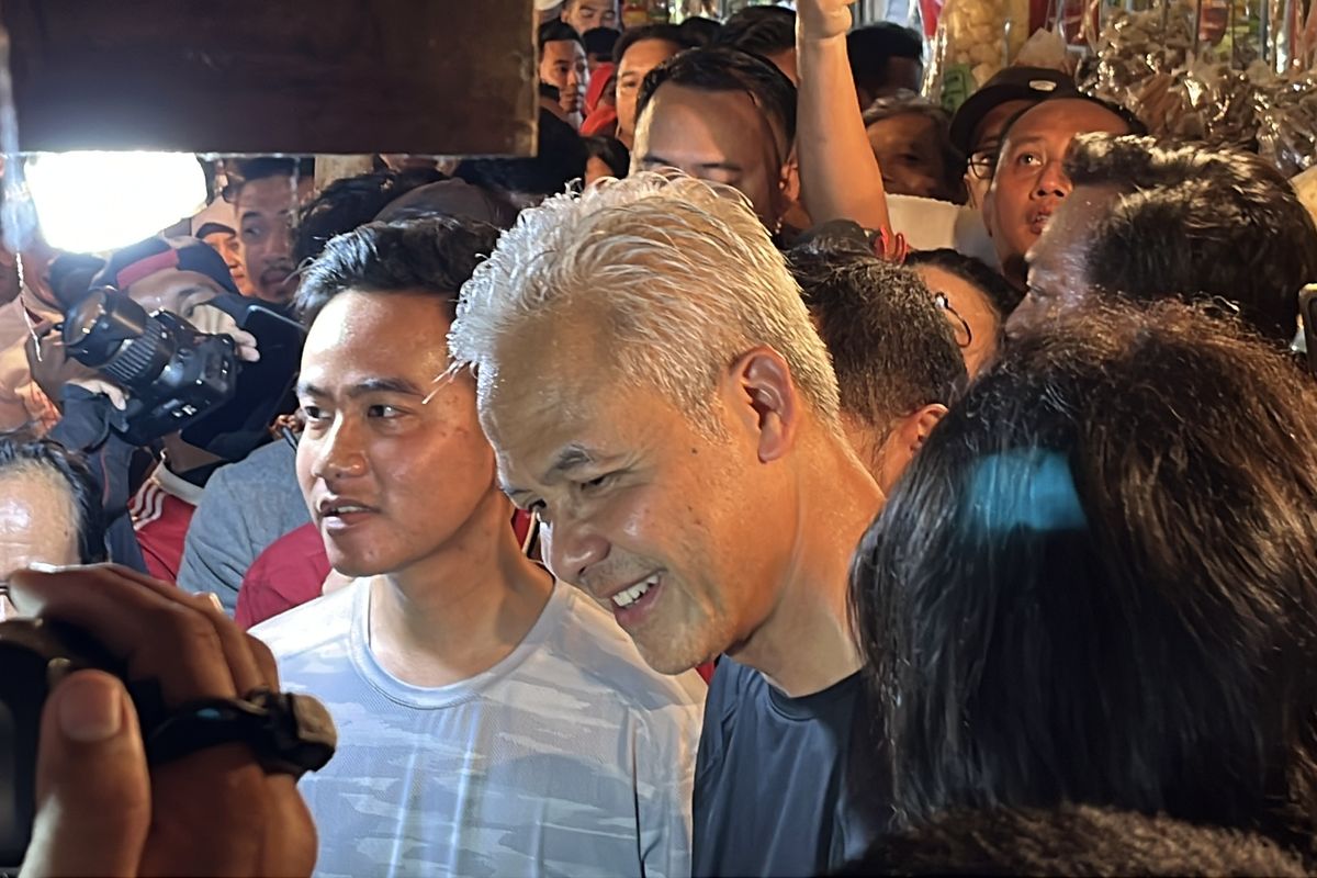 Bakal calon presiden (capres) dari Partai Demokrasi Indonesia Perjuangan (PDI-P) Ganjar Pranowo bersama Wali Kota Solo Gibran Rakabuming Raka saat blusukan di Pasar Citereup, Kabupaten Bogor, Jawa Barat, Sabtu (22/7/2023).