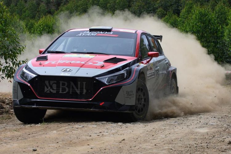 Sean Gelael yang berpasangan dengan co-driver Hugo Malgahaes (Portugal) mengendarai Hyundai i20 Rally2