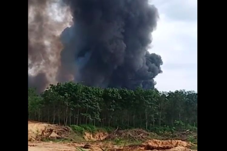 Lokasi kebakaran di Desa Keban 1, Kecamatan Sanga Desa, Kabupaten Musi Banyuasin, Sumatera Selatan, akibat tiga sumur minyak ilegal yang meledak, Selasa (12/10/2021).
