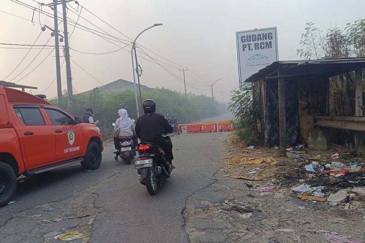 Akses Jalan Sukadiri–Rajeg Tangerang Ditutup Imbas Kebakaran TPA Jatiwaringin 