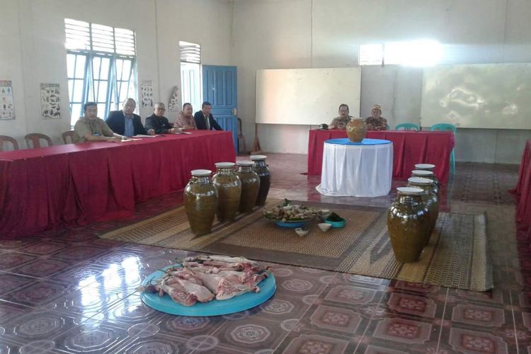 Proses ritual adat Pati Nyawa yang dilaksanakan di Desa Amawang, Kecamatan Sadaniang, Kabupaten Mempawah, Kalimantan Barat (12/6/2017)