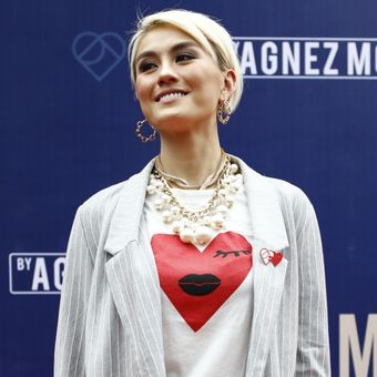 Penyanyi Agnez Mo berpose seusai konferensi pers di Lucy in the Sky, SCBD, Jakarta, Kamis (26/10/2017). Agnez Mo bersama rekannya Bastian Purrer, bekerjasama membangun aplikasi fashion, LYKE.