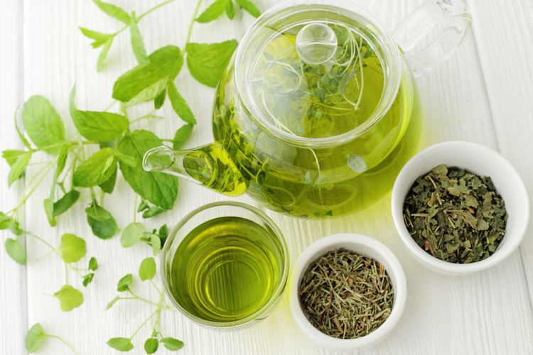Para peneliti teh hijau memiliki manfaat untuk menurunkan kolesterol tinggi karena kandungan antioksidan katekin.