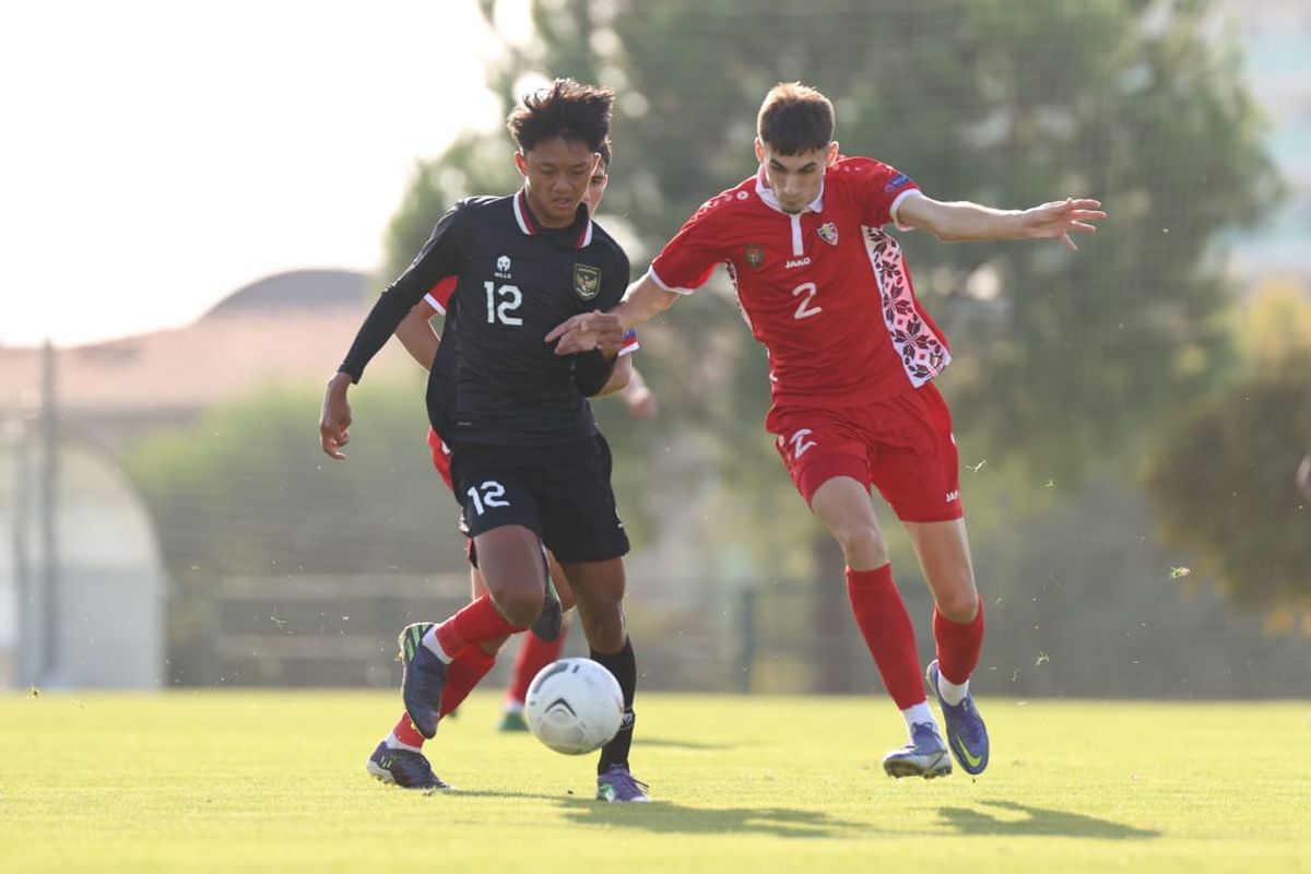 Suasana duel timnas U20 Indonesia vs Moldova di Emirhan Stadium Side, Turkiye, Jumat (4/11/2022). Tampak dalam foto adalah Achmad Maulana (12) yang berupaya mengamankan bola dari kejaran pemain Moldova.
