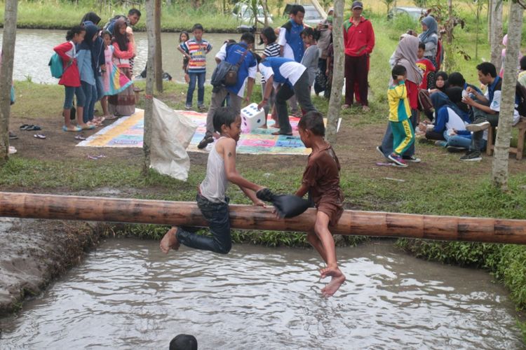 Anak-anak tanoker saat bermain di area polo lumpur yang digagas oleh kampung belajar tanoker di Kabupaten Jember 