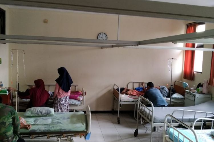 Sejumlah pasien warga Desa Dersalem, Kecamatan Bae, Kabupaten Kudus, Jateng, korban keracunan makanan dirawat di RSUD dr Loekmono Hadi Kudus, Rabu (21/3/2018).