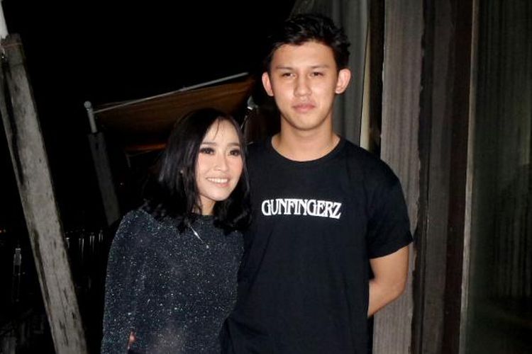 Vokalis Rinni Wulandari dan sang kekasih Jevin Julian saat diabadikan di Papilion Kemang, Jakarta Selatan, Sabtu (11/2/2017).