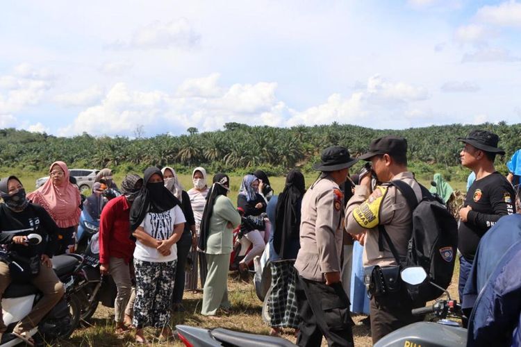 Sekelompok emak-emak mengadang polisi saat membakar rakit tambang emas ilegal di Desa Tanjung Pauh, Kecamatan Singingi Hilir, Kabupaten Kuantan Singingi, Riau, Selasa (27/6/2023).