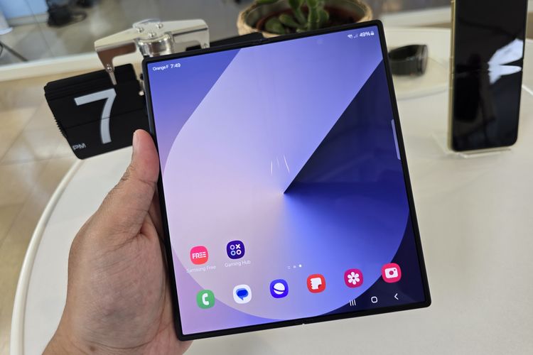 Samsung resmi merilis ponsel lipat terbarunya, Galaxy Z Fold 6 pada Rabu (10/7/2024) siang waktu Perancis, atau Rabu malam waktu Indonesia. Ponsel ini memiliki layar utama seluas 7,6 inci. 