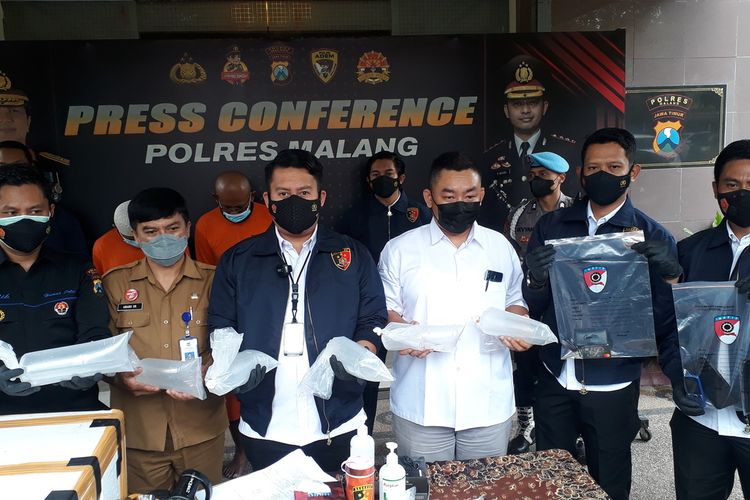 Jajaran Satreskrim bersama Dinas Perikanan Kabupaten Malang saat menunjukkan barang bukti penjualan benur ilegal.