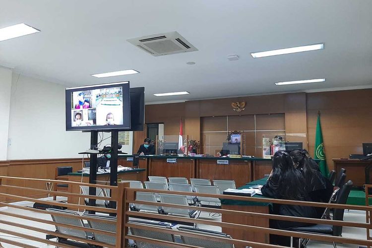 Dua mantan pejabat Kantor Pelayanan Utama (KPU) Bea dan Cukai Type C Bandara Soekarno-Hatta didakwa memeras dua Perusahaan Jasa Penyimpanan (PJT) dan Tempat Penimbunan Sementara (TPS) di Pengadilan Tipikor Serang, Rabu (30/3/2022).