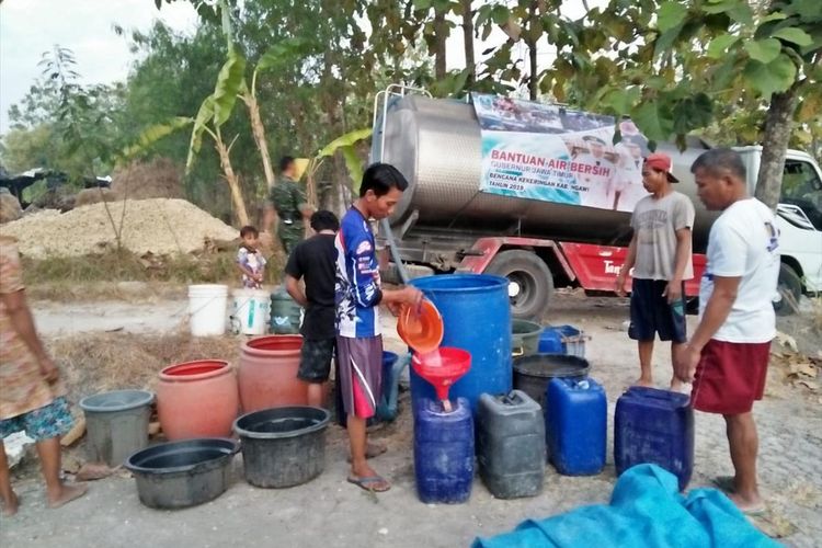 Distribusi air bersih di Desa Kenongo Rejo, desa di Kabupaten Ngawi yang paling parah mengalami krisis air bersih.Sebanyak 5 desa di Kabupaten Ngawi terdampak kekeringan musim kemarau.