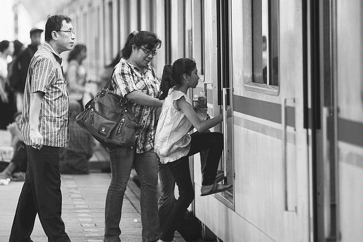 Penumpang menaiki kereta saat uji coba KRL commuterline di  Stasiun Manggarai, Jakarta Selatan, Jumat (1/7/2011). Pola baru perjalanan kereta api yang menggabungkan antara KRL ekonomi AC dan KRL ekspres  diberlakukan hari ini.