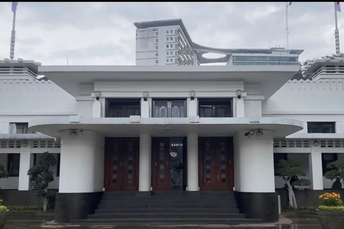 Situasi di kawasan Balai Kota Bandung, Jawa Barat, Kamis (2/5/2024).
