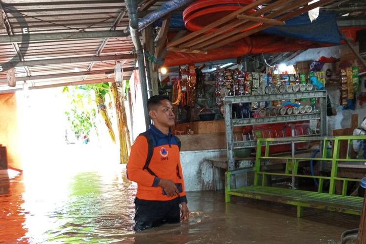 Petugas BPBD Lamongan melakukan pemantauan di salah satu desa terdampak banjir luapan air Sungai Bengawan Solo di Kecamatan Banaran, Lamongan, Jawa Timur.