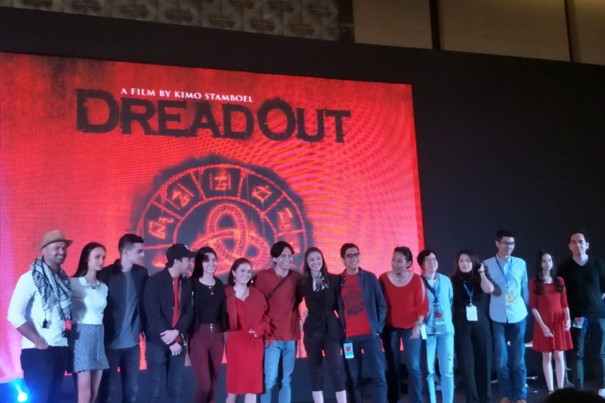 Para pemain dan tim produksi film DrearOut saat jumpa pers dalam acara Popcon Asia 2018 di ICE BSD, Tangerang, Sabtu (22/9/2018).