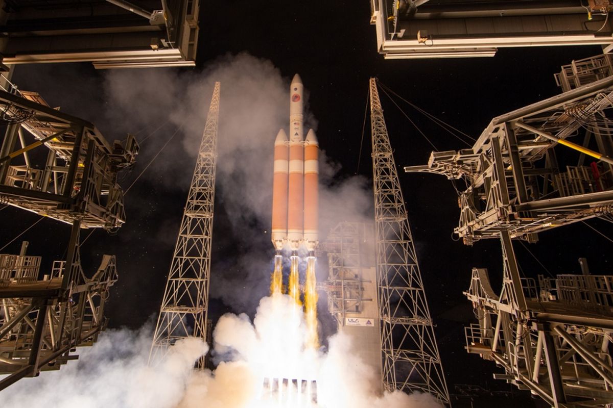 Foto yang dirilis NASA ini menunjukkan United Launch Alliance Delta IV Heavy rocket meluncurkan Parker Solar Probe pada 12 Agustus 2018, di Cape Canaveral Air Force Station di Florida.
