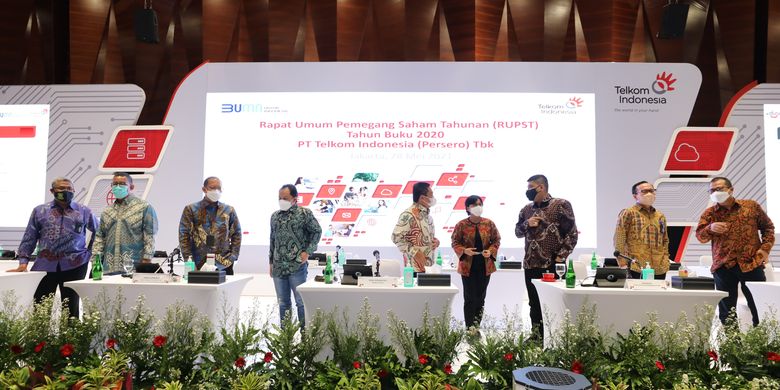 Susunan Direksi Baru PT Telkom Indonesia (Persero) Tbk sesuai hasil Rapat Umum Pemegang Saham Tahunan Tahun Buku 2020: Direktur Utama Ririek Adriansyah (tengah), Direktur Strategic Portfolio Budi Setyawan Wijaya (paling kanan), Direktur Enterprise & Business Service Edi Witjara (keempat dari kiri), Direktur Keuangan & Manajemen Risiko Heri Supriadi (ketiga dari kiri), Direktur Network & IT Solution Herlan Wijanarko (paling kiri), Direktur Wholesale & Internasional Service Bogi Witjaksono (kedua dari kiri), Direktur Digital Business M. Fajrin Rasyid (kedua dari kanan), Direktur Human Capital Management Afriwandi (ketiga dari kanan), Direktur Consumer Service FM Venusiana R (keempat dari kanan).