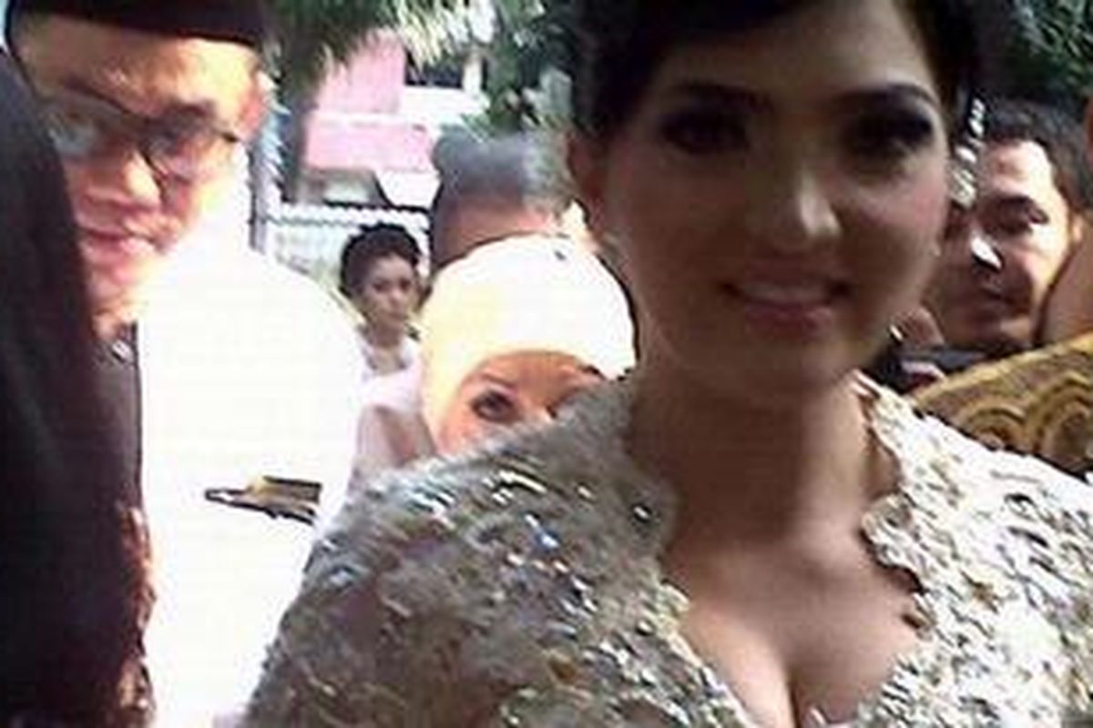 Ashanty Siddik tiba di Masjid Al Bina, Senayan, Jakarta, Sabtu (12/5/2012) siang, menjelang akad nikahnya dengan Anang Hermansyah.  