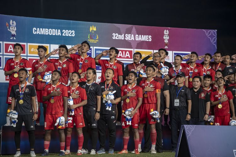 Timnas Indonesia U-22 menyanyikan lagu Indonesia Raya usai meraih medali emas SEA Games 2023 di National Olympic Stadium, Phnom Penh, Kamboja, Selasa (16/5/2023). Indonesia berhasil meraih medali emas usai mengalahkan Thailand 5-2. Artikel ini berisi klasemen akhir SEA Games 2023. ANTARA FOTO/Muhammad Adimaja/rwa.
 