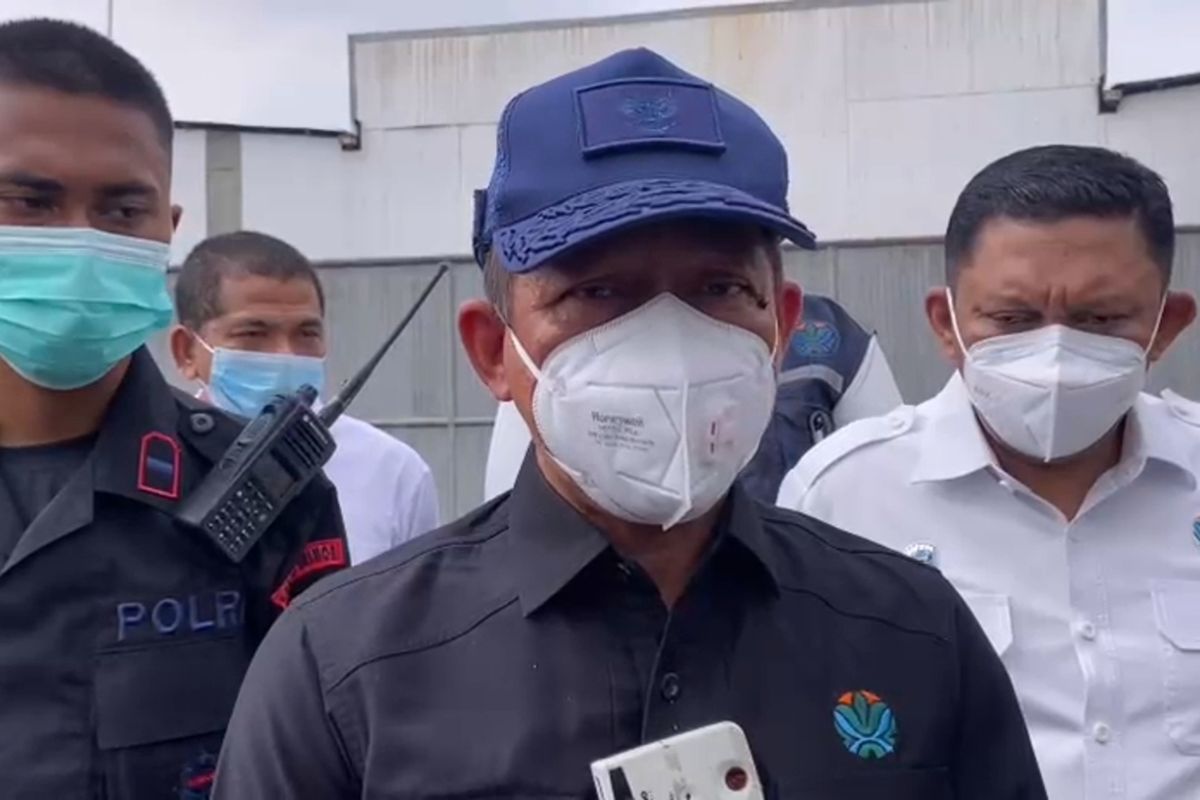 Menteri Lingkungan Hidup Hanif Faisol Nurofiq saat meninjau proses dekontaminasi zat radioaktif di Cikande, Kabupaten Serang, Banten. Selasa (23/9/2025).