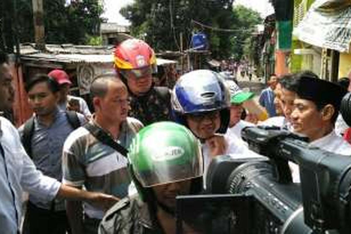 Bakal calon gubernur DKI Jakarta Anies Baswedan mendatangi Kampung Magesen, Kelurahan Manggarai, Tebet, Jakarta Selatan, Minggu (9/10/2016) siang, menggunakan ojek.