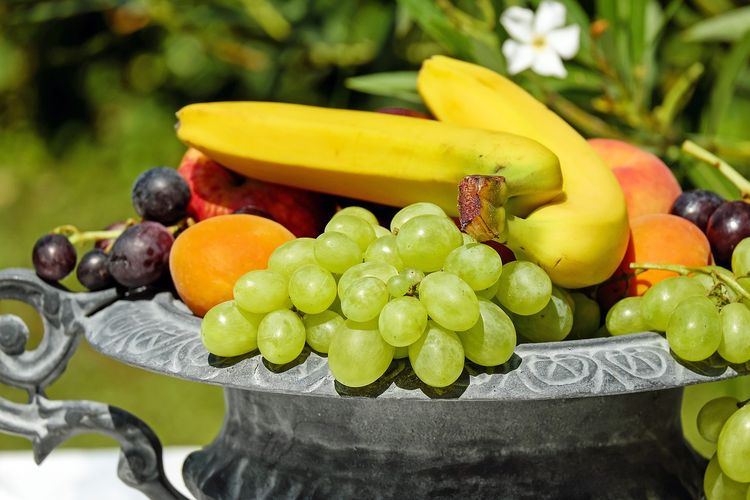 Simpan buah di dalam kulkas agar tak mengundang lalat buah.