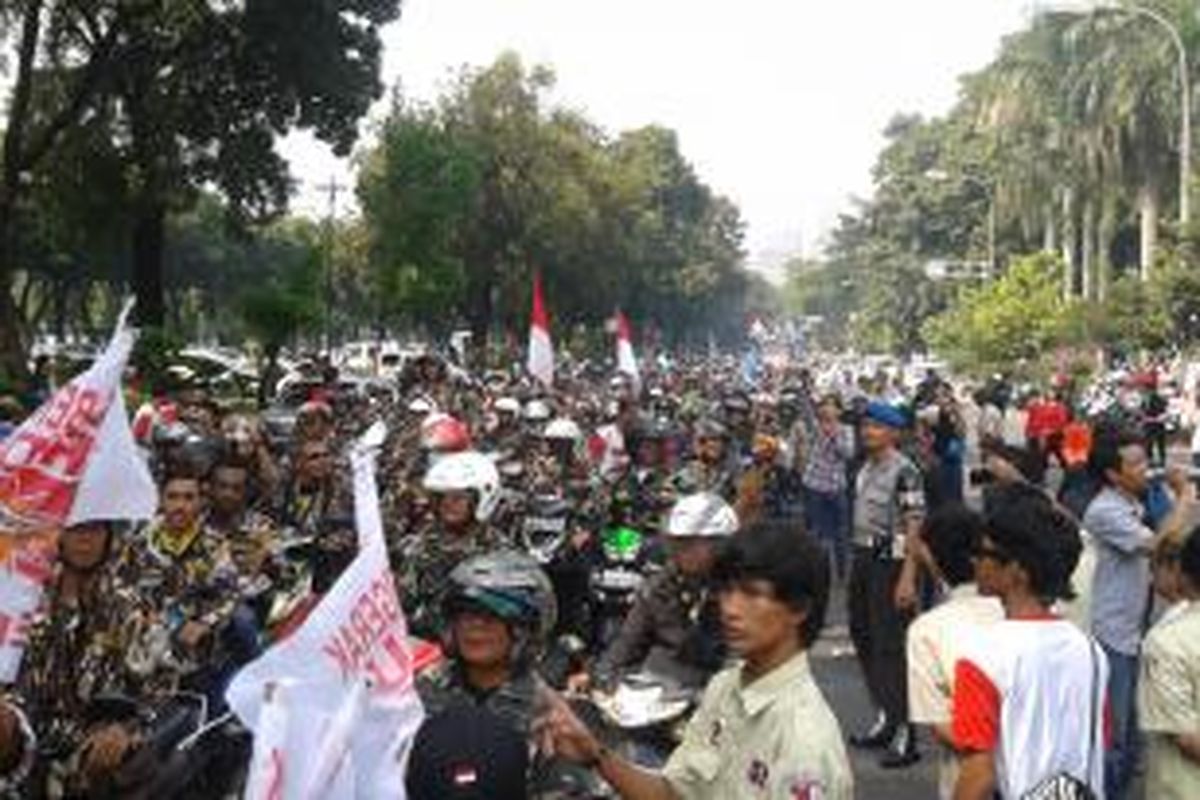 Lalu lintas di depan Gedung Mahkamah Konstitusi, Jalan Medan Merdeka Barat, Jakarta Pusat, kembali tersendat akibat kedatangan ribuan pendukung Prabowo-Hatta, Senin (11/8/2014).