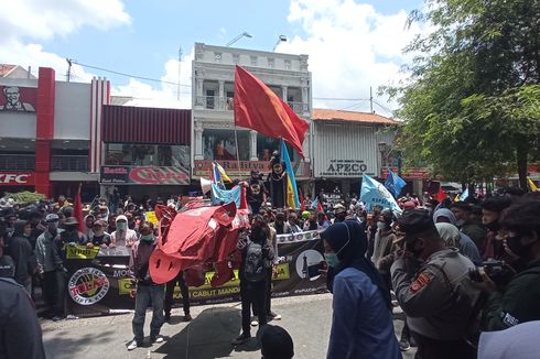 Demo Tolak Omnibus Law di DPRD DIY, Buruh Bawa Replika Celeng Merah
