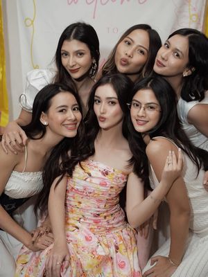 Ranty Maria tampil manis dan feminin saat bridesmaid proposal. Intip gaya busana, makeup, dan rambutnya yang jadi sorotan.