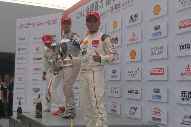 Pebalap Indonesia, David Sitanala (kanan), berpose di atas podium setelah finis di urutan ketiga pada balapan pertama seri perdana Formula 4 China di Sirkuit Internasional Zhuhai, Sabtu (22/4/2017).