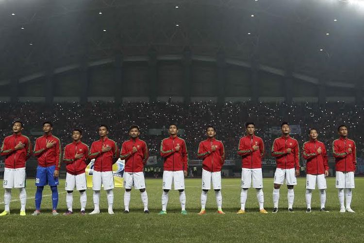 Para pemain inti timnas U-22 saat menghadapi Persija Jakarta di Stadion Patriot, Bekasi, Rabu (5/4/2017).