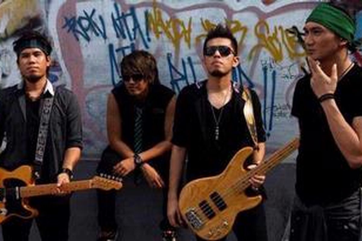 Drive ketika masih terdiri dari (kiri ke kanan) Dygo (bas), Adi (drum), Budi (gitar), dan Anji (vokal)