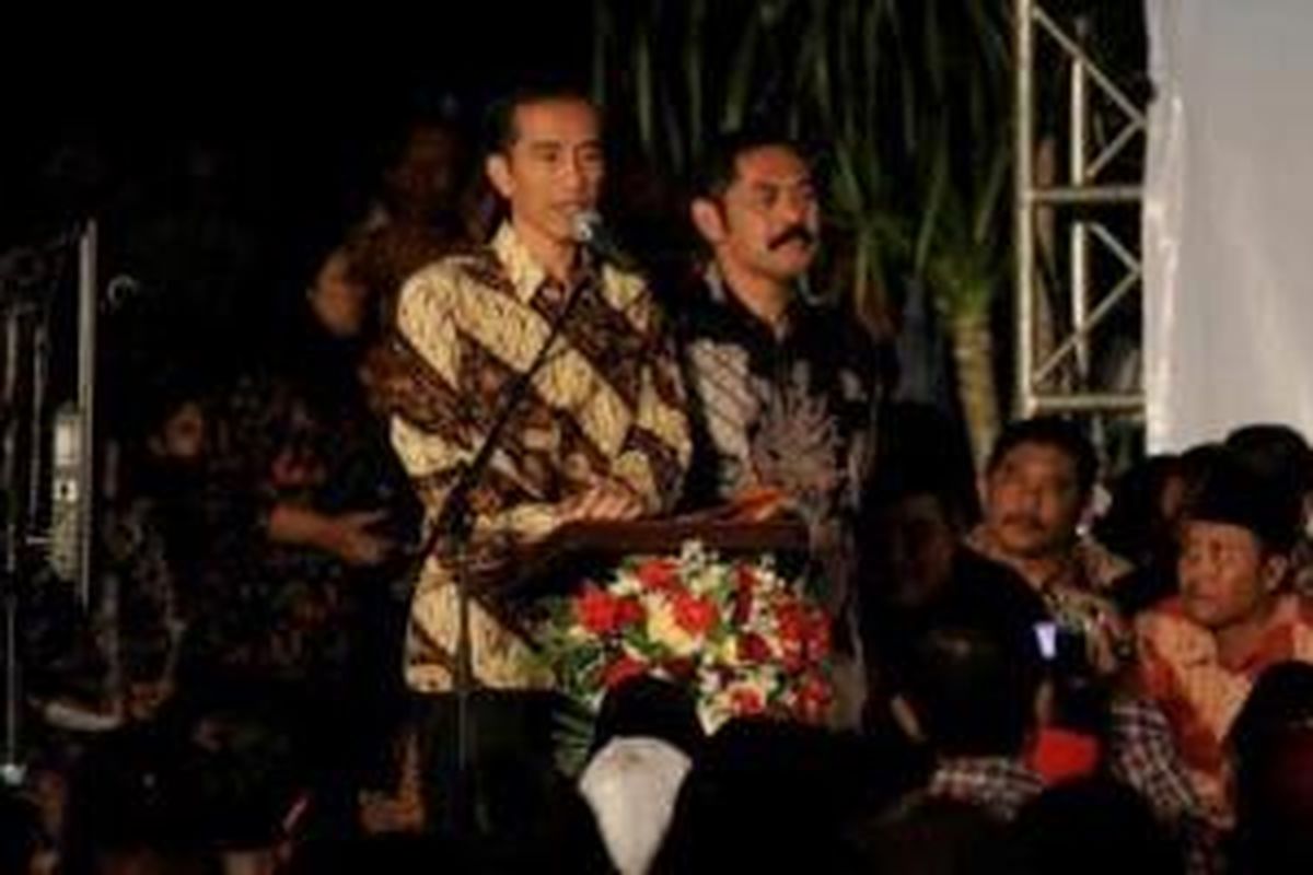 Silaturahim - Joko Widodo (Jokowi), mantan Wali Kota Solo yang akan segera dilantik menjadi Gubernur DKI Jakarta berbicara di hadapan ribuan warga Kota Solo, Jawa Tengah, dalam acara silaturahim di halaman Balaikota Solo, Jumat (5/10/2012). Jokowi berbicara didampingi Wakil Wali Kota Solo FX Hadi Rudyatmo yang akan menggantikannya sebagai Wali Kota Solo. Keduanya selama ini diketahui kompak dan harmonis dalam bekerja.