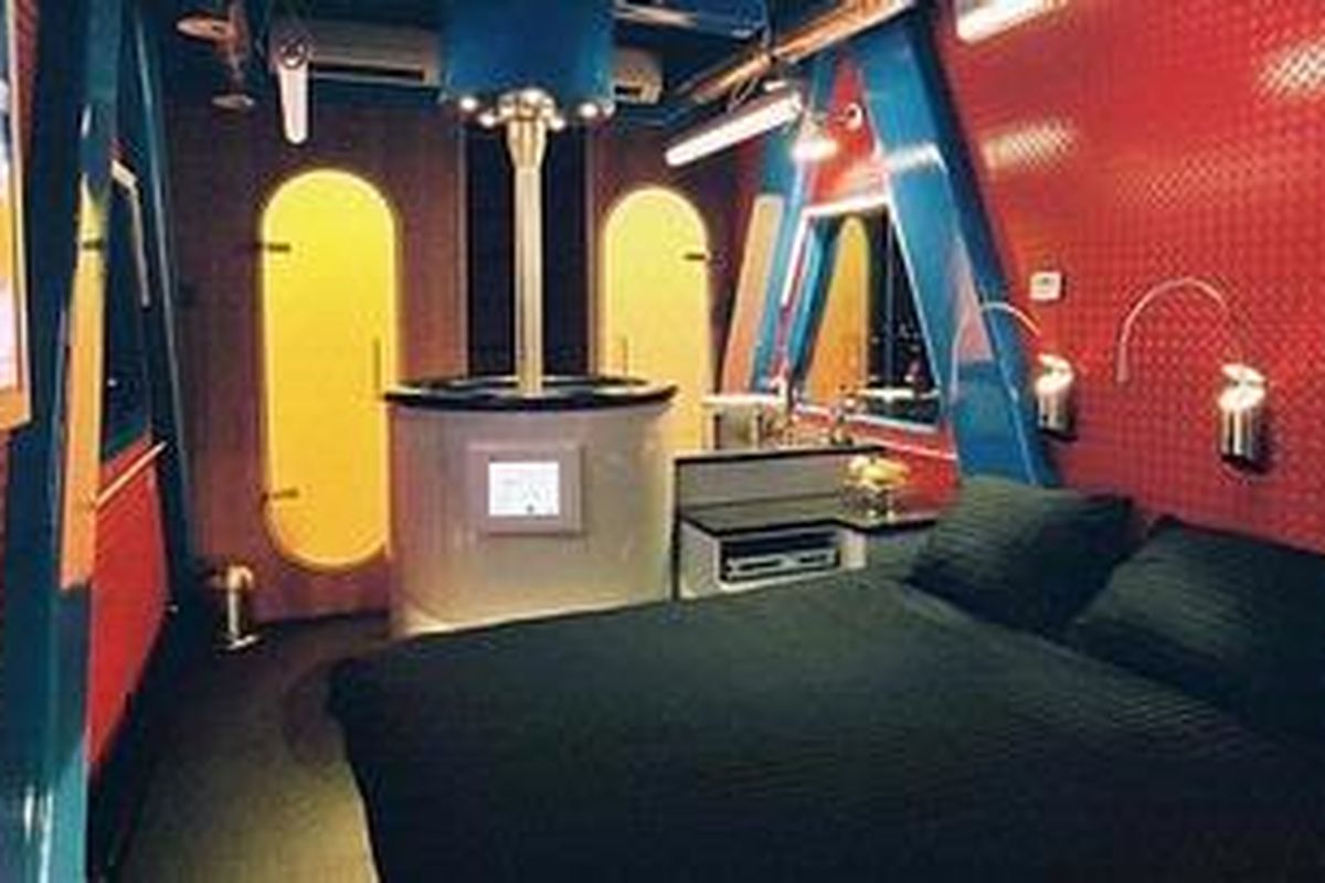 Harbour Crane Hotel di Belanda adalah mesin derek yang dirubah menjadi hotel mini. Kamar di hotel ini hanya mampu memuat dua orang. 