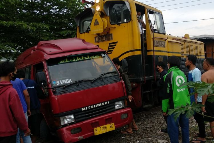 Kecelakaan antara kereta wisata dan mobil prona terjadi di Gamblok Ambarawa Kabupaten Semarang