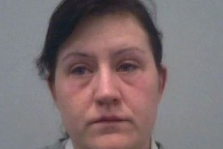 Latoya Gautrey, seorang penjaga penjara di Milton Keynes, Inggris. Dia dipenjara 18 bulan setelah berhubungan seks dengan 3 tahanan saat jam kerja.