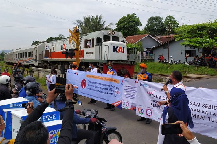 Sosialisasi keselamatan berlalulintas di perlintasan sebidang Tanjung, Purwokerto, Kabupaten Banyumas, Jawa Tengah, Senin (7/12/2020).