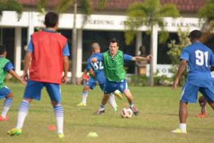 Pemain asing Marko Krasic saat mengikuti latihan bersama Persib Bandung di Lapangan Sesko AD, Jalan Gatot Subroto, Jum'at (26/2/2016)