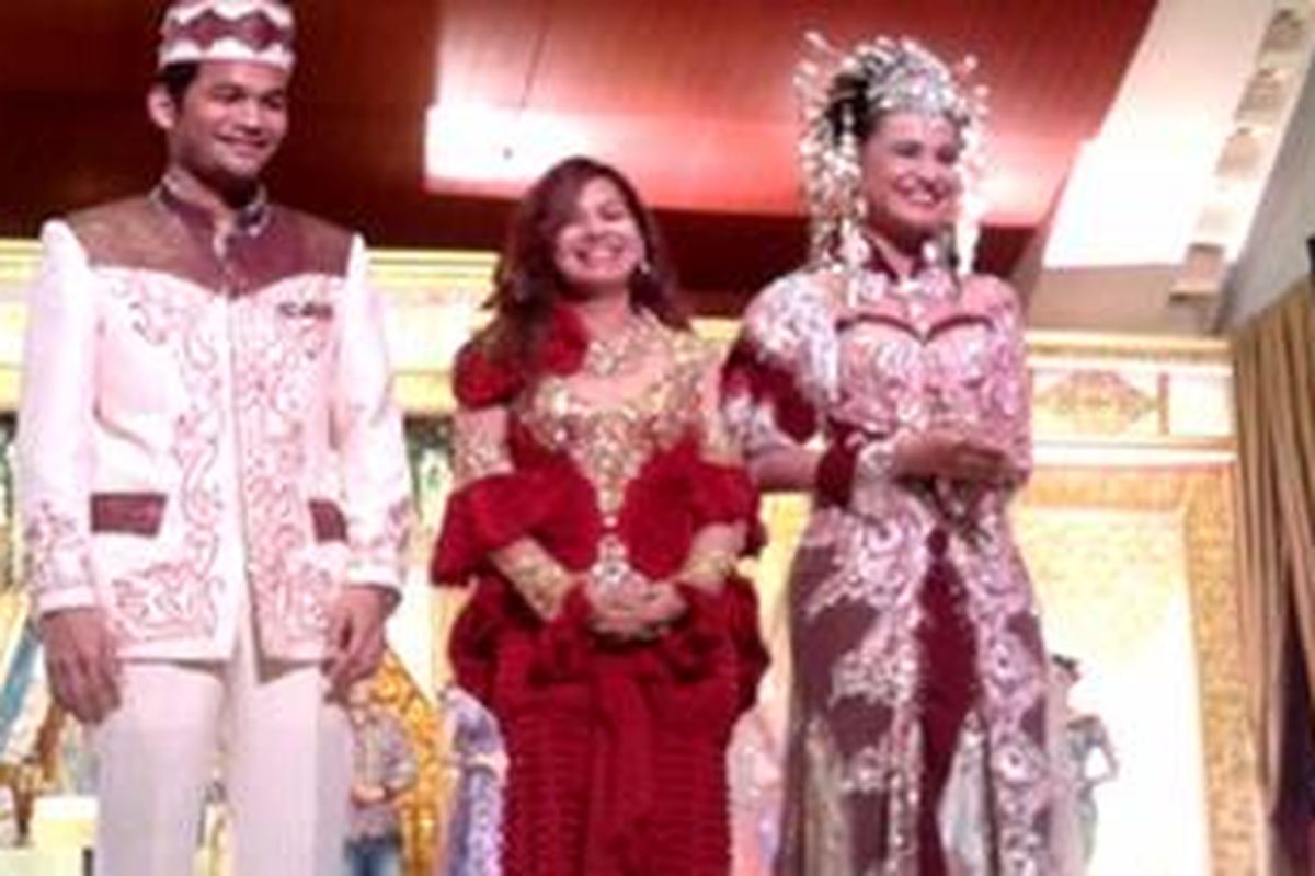 Davina Shanti, sang desainer (tengah) didampingi oleh Shireen Sungkar dan Tengku Wisnu usai Fashion Show di Bidakara Wedding Expo, Jakarta, Jumat (24/3/2012).